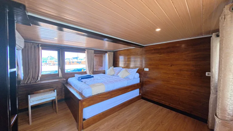 Deluxe Panoramic, air-conditioned, private bathroom, 4 guests on Arfisyana 2