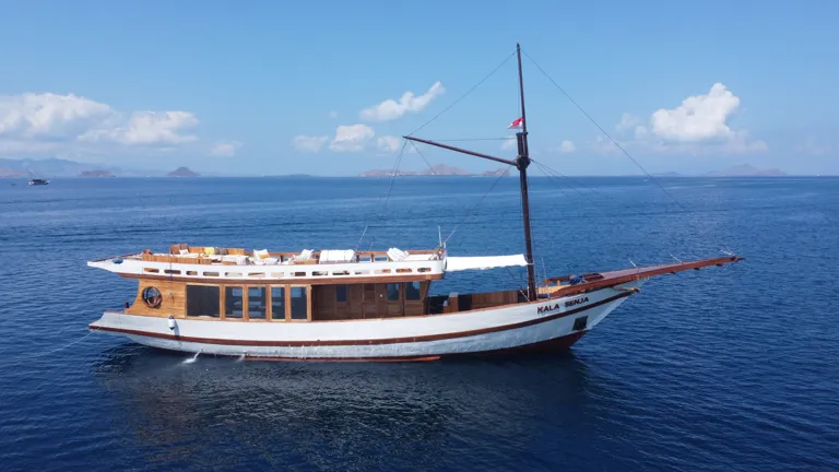 Kapal phinisi Kala Senja berlayar di perairan Komodo