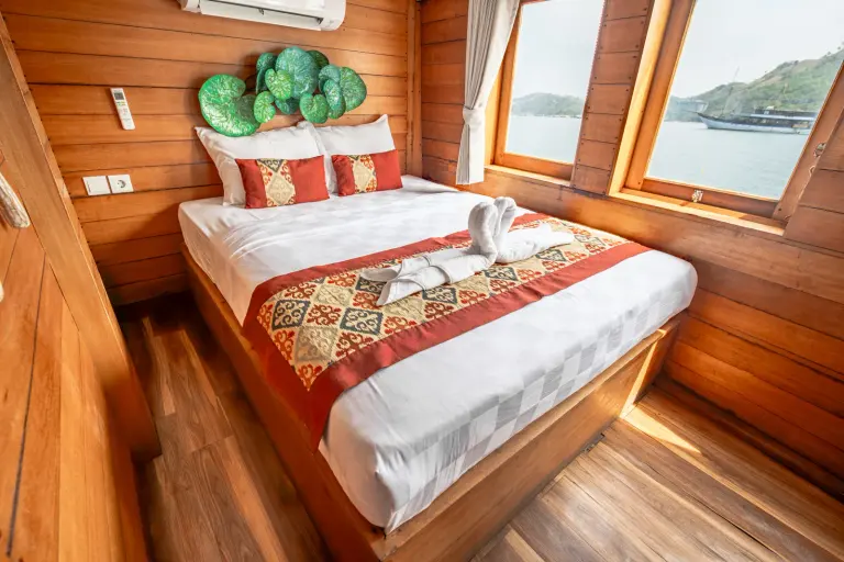 Kamar Deluxe Cabin, ber-AC, kamar mandi dalam, 2 tamu di Kapal Magika