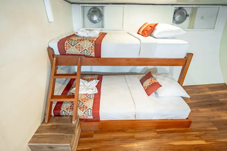 Kamar Private Cabin, ber-AC, kamar mandi dalam, 2-4 tamu di Kapal Magika