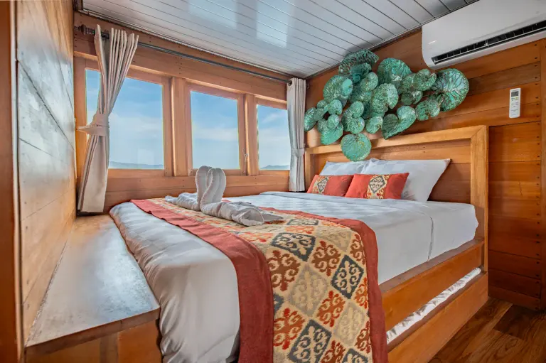 Kamar Signature Cabin, ber-AC, kamar mandi dalam, 2-3 tamu di Kapal Magika