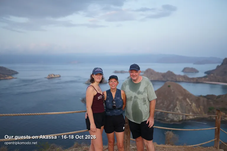Rombongan tamu trip Akassa di bukit Pulau Padar dengan teluk di belakang