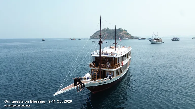 Kapal Blessing berlabuh dengan tamu bersantai di haluan, dari udara