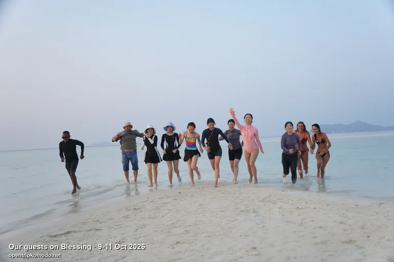 Rombongan tamu trip Blessing berlari bareng di gosong pasir putih