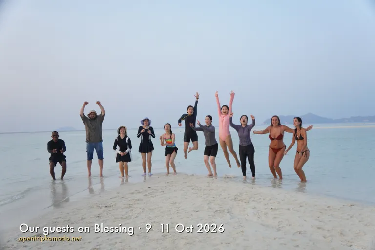 Rombongan tamu trip Blessing melompat bareng di gosong pasir putih
