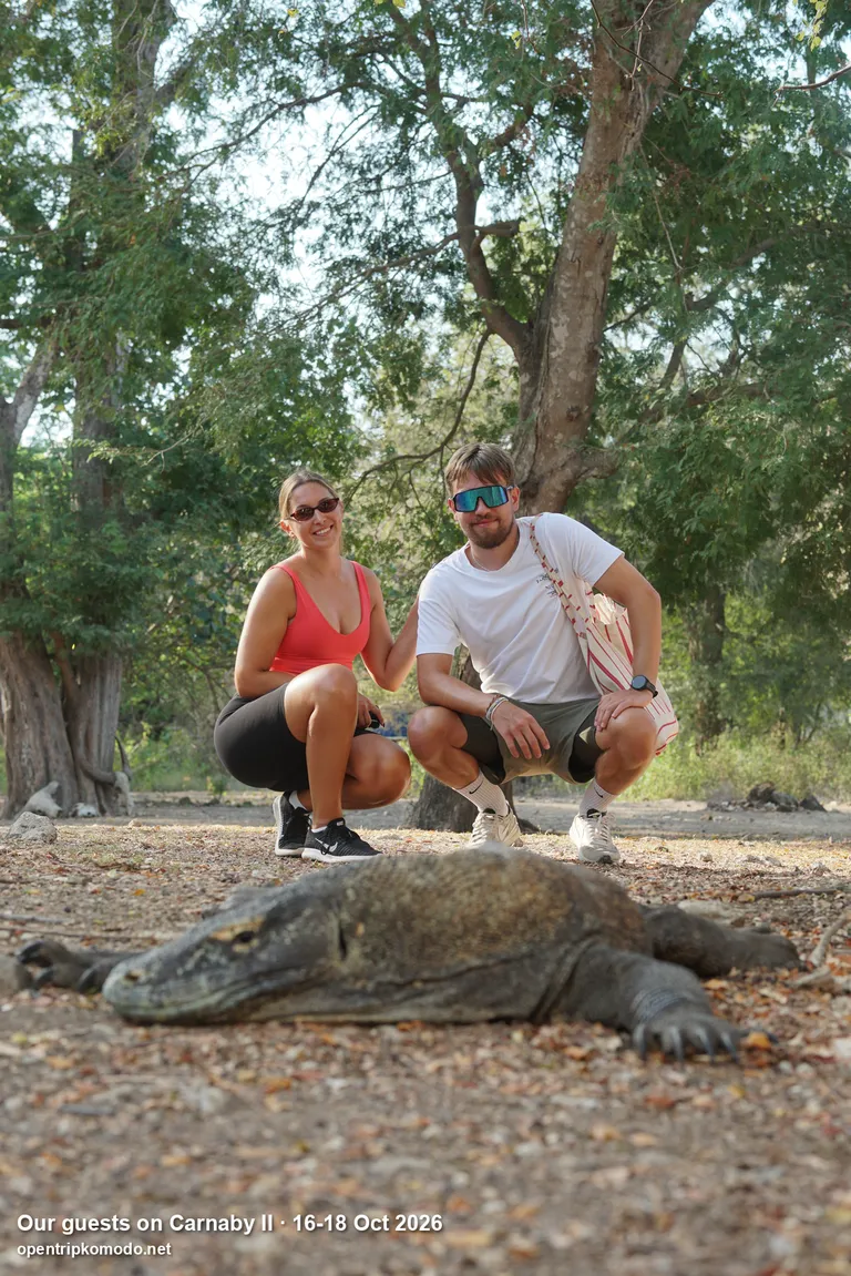 Dua tamu trip Carnaby II jongkok di belakang komodo