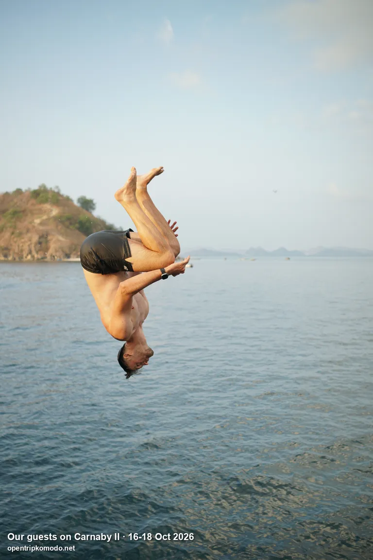 Tamu trip Carnaby II salto dari kapal ke laut