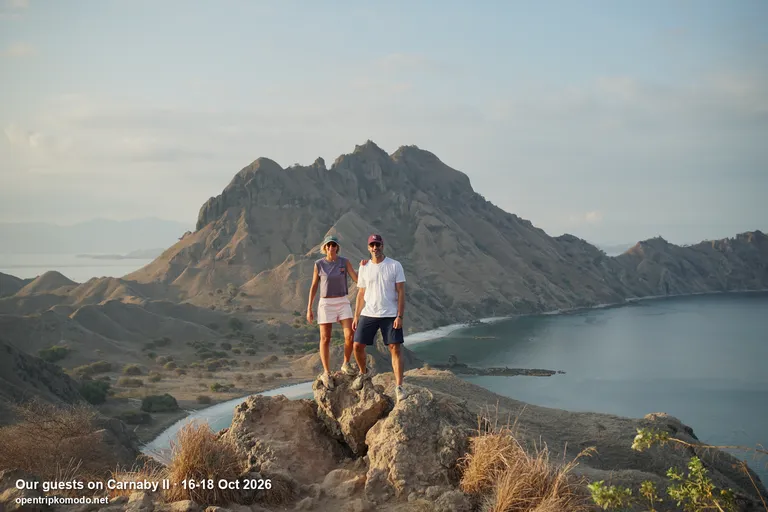 Dua tamu trip Carnaby II di puncak Pulau Padar