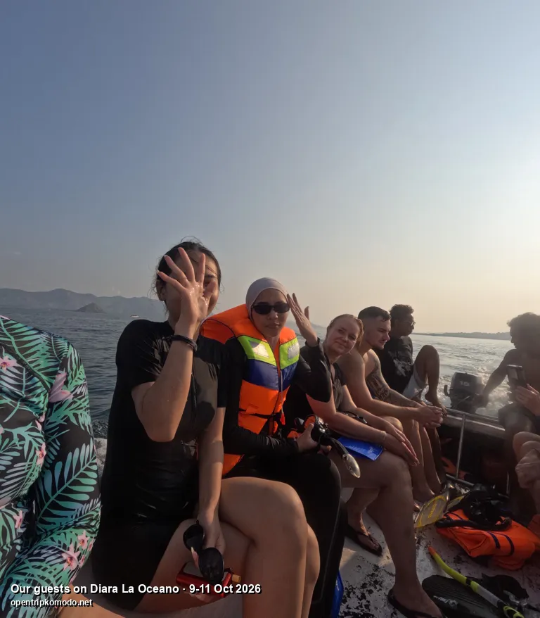 Rombongan tamu trip Diara La Oceano melambai di sekoci saat sore