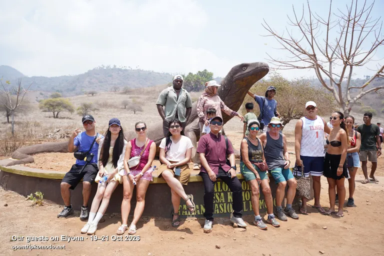 Rombongan tamu Elyona di patung komodo Loh Liang, Pulau Komodo