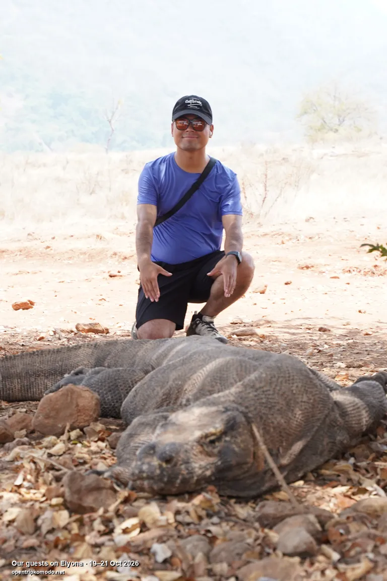 Tamu Elyona berfoto dengan komodo di Pulau Komodo