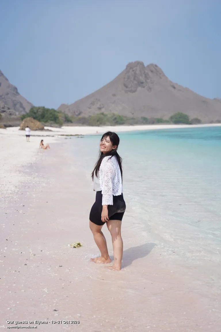 Tamu Elyona di pasir merah muda Pink Beach