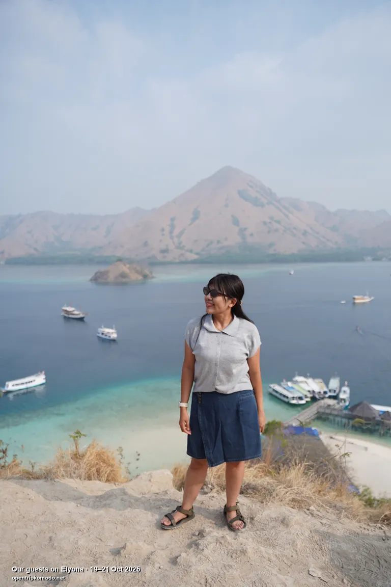 Tamu Elyona di puncak Pulau Padar