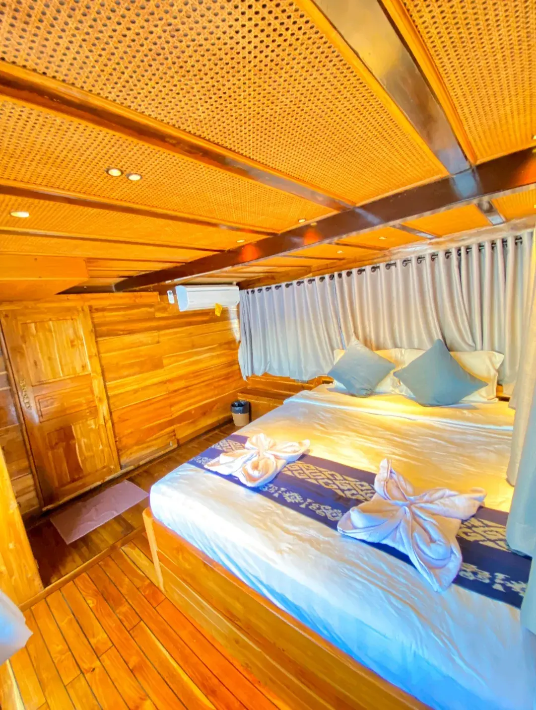 Refviero, Kapal Luxury (foto 3)