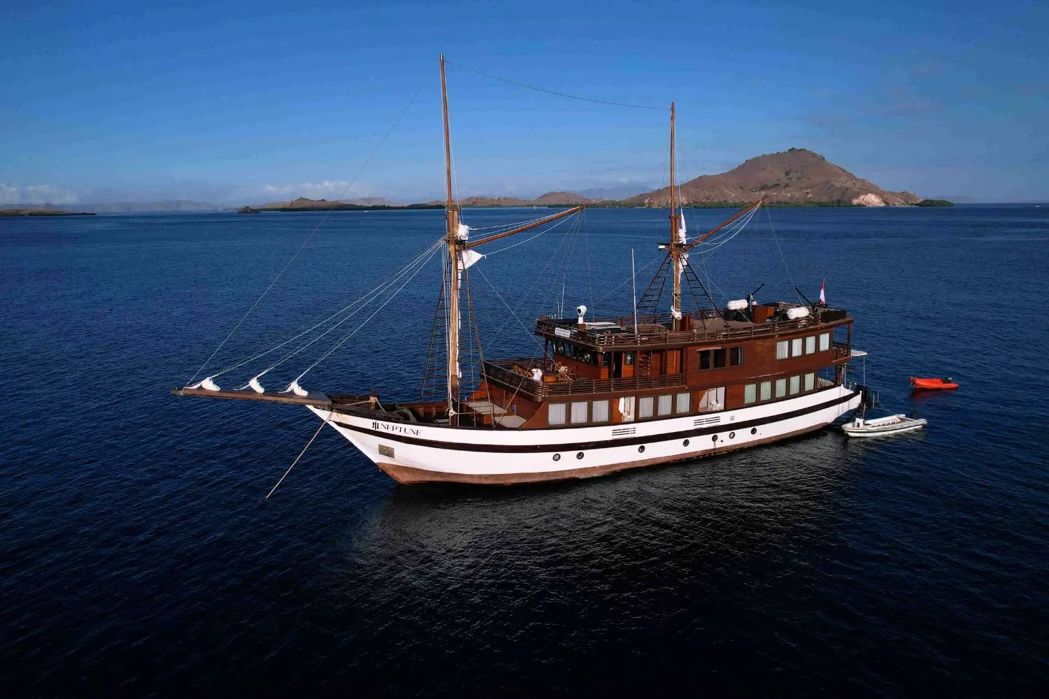 Neptune, Kapal Luxury (foto 1)
