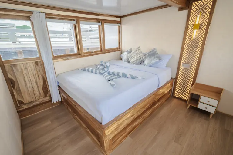 Deluxe Balcony Ahsana dengan queen bed dan pintu ke balkon