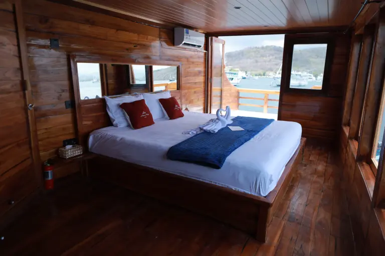 Aimar Master Cabin Agung, a double bed with windows on two sides