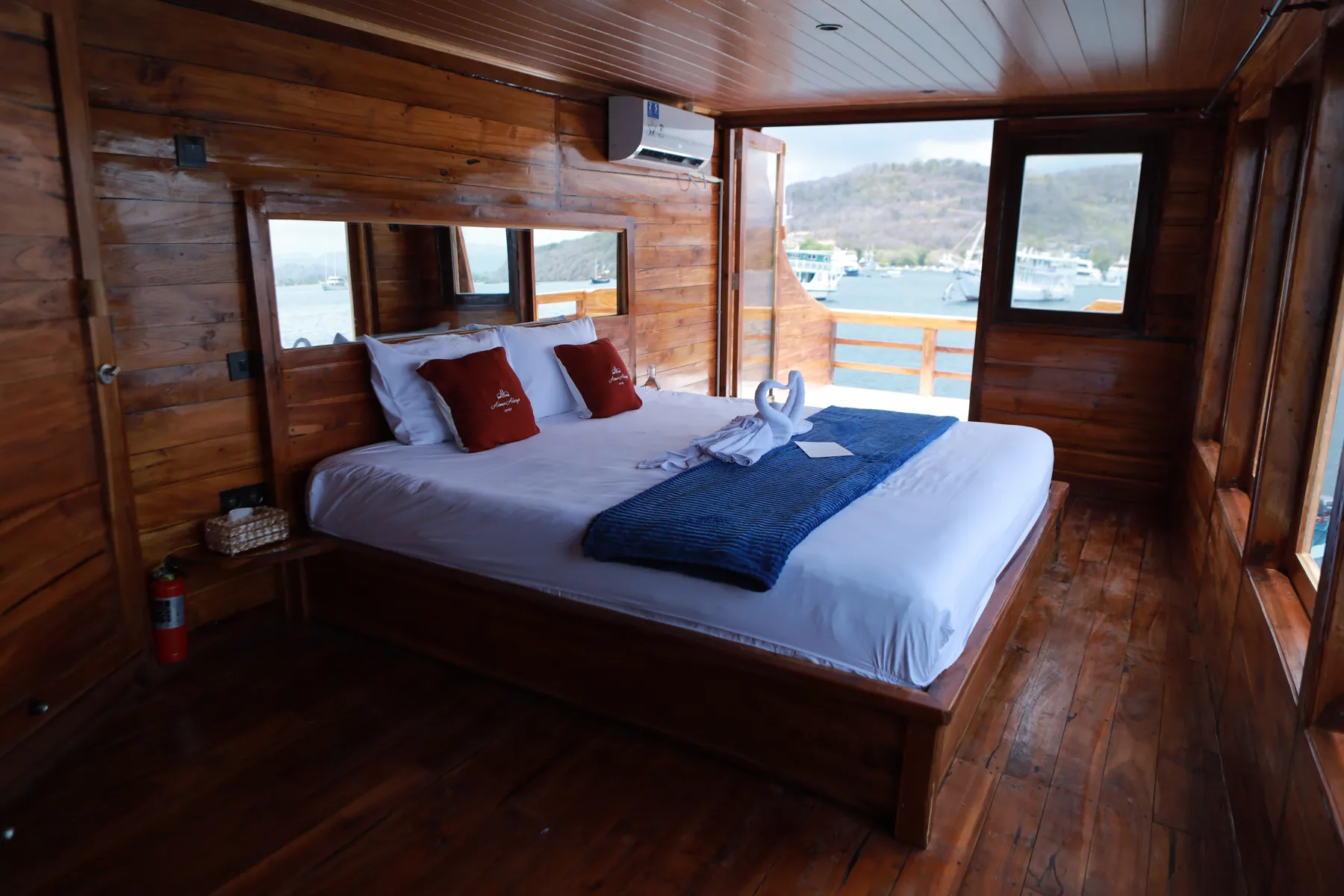 Aimar Master Cabin Agung, a double bed with windows on two sides