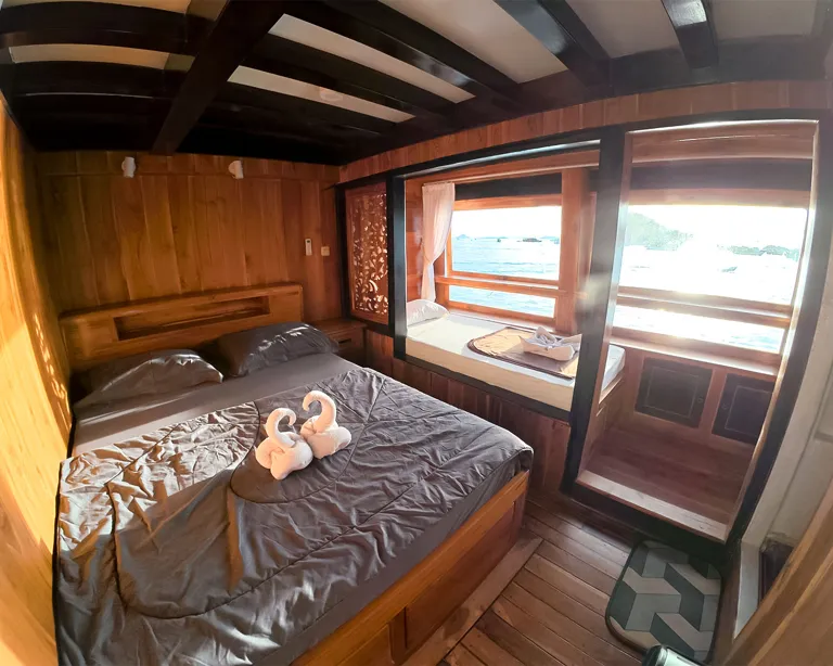 Alfathran 3 Flores Room with a queen bed