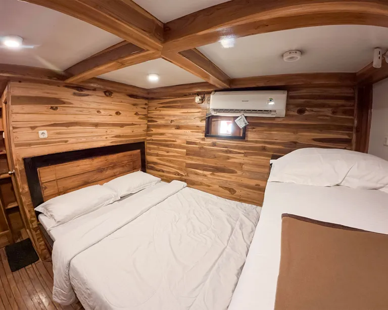 Alfathran 3 Gili Room with a queen bed and air conditioning