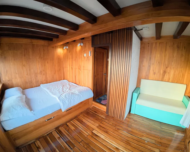 Alfathran 3 Senggigi Room with a queen bed and sea windows