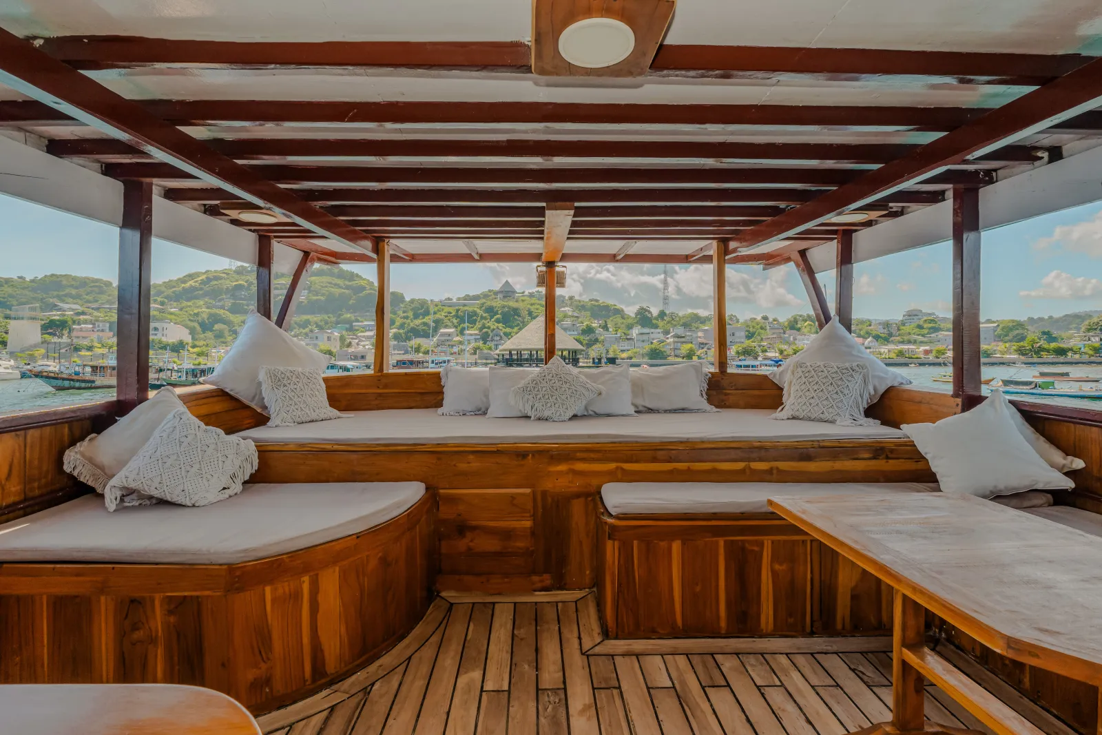 Lounge Amore, sofa berkusyen putih menghadap laut