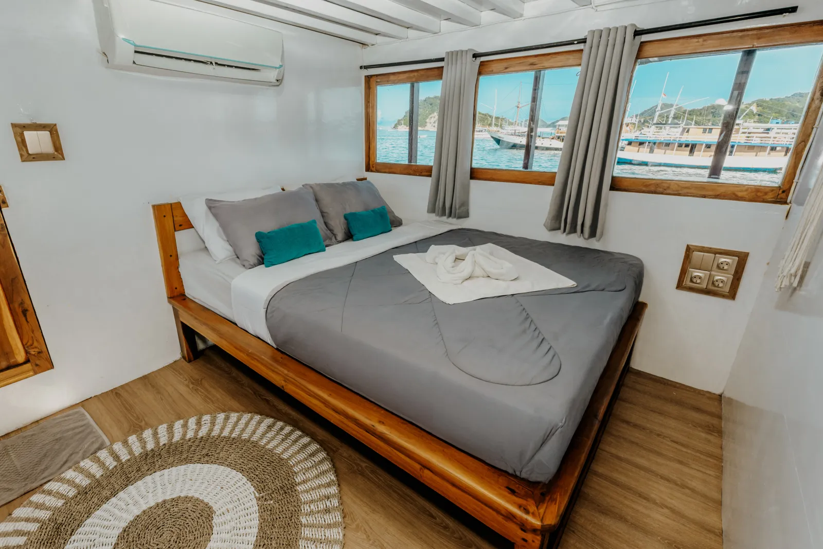 Master Cabin dek atas Amore, katil double dengan tingkap laut di dua sisi