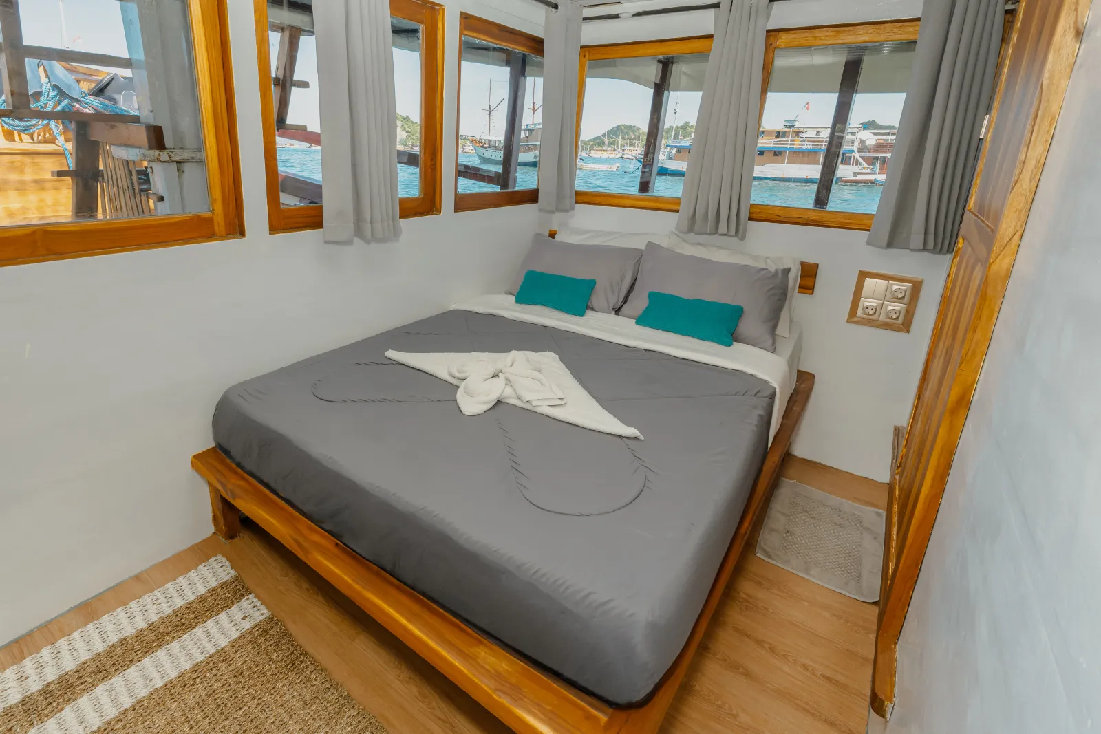 Private Cabin dek utama Amore, katil double dan deretan tingkap