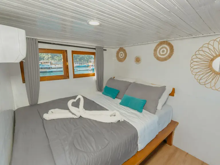Kamar Private Cabin Upper Deck, ber-AC, kamar mandi dalam, 2 tamu di Kapal Amore