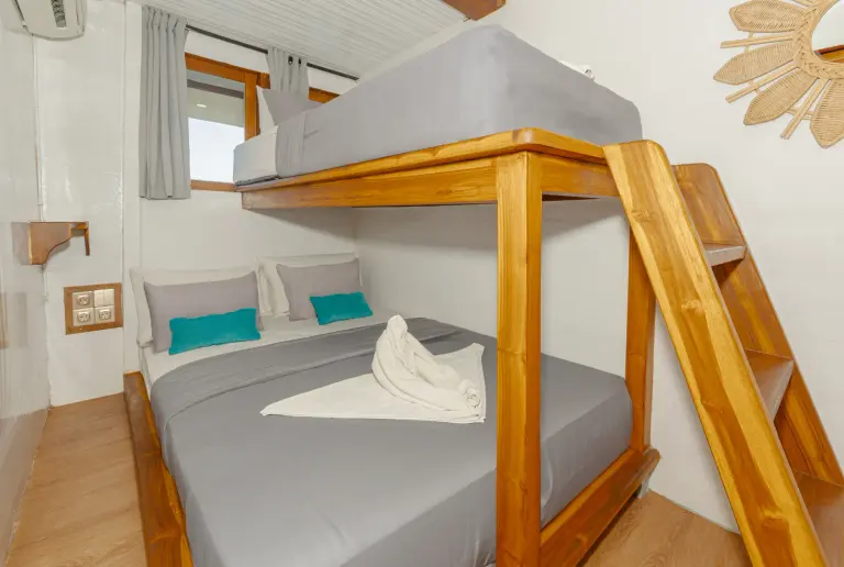 Kamar Sharing Cabin 3, ber-AC, kamar mandi dalam, 3 tamu di Kapal Amore