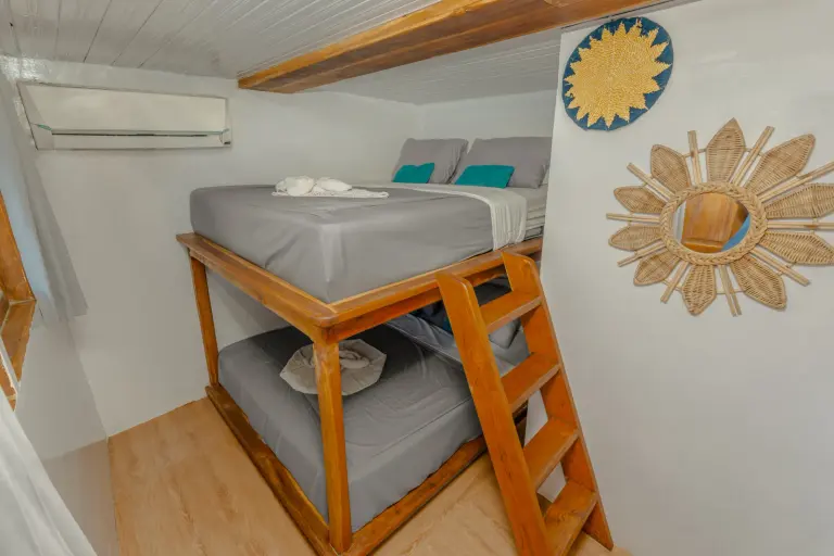 Kamar Sharing Cabin 4, ber-AC, kamar mandi dalam, 4 tamu di Kapal Amore