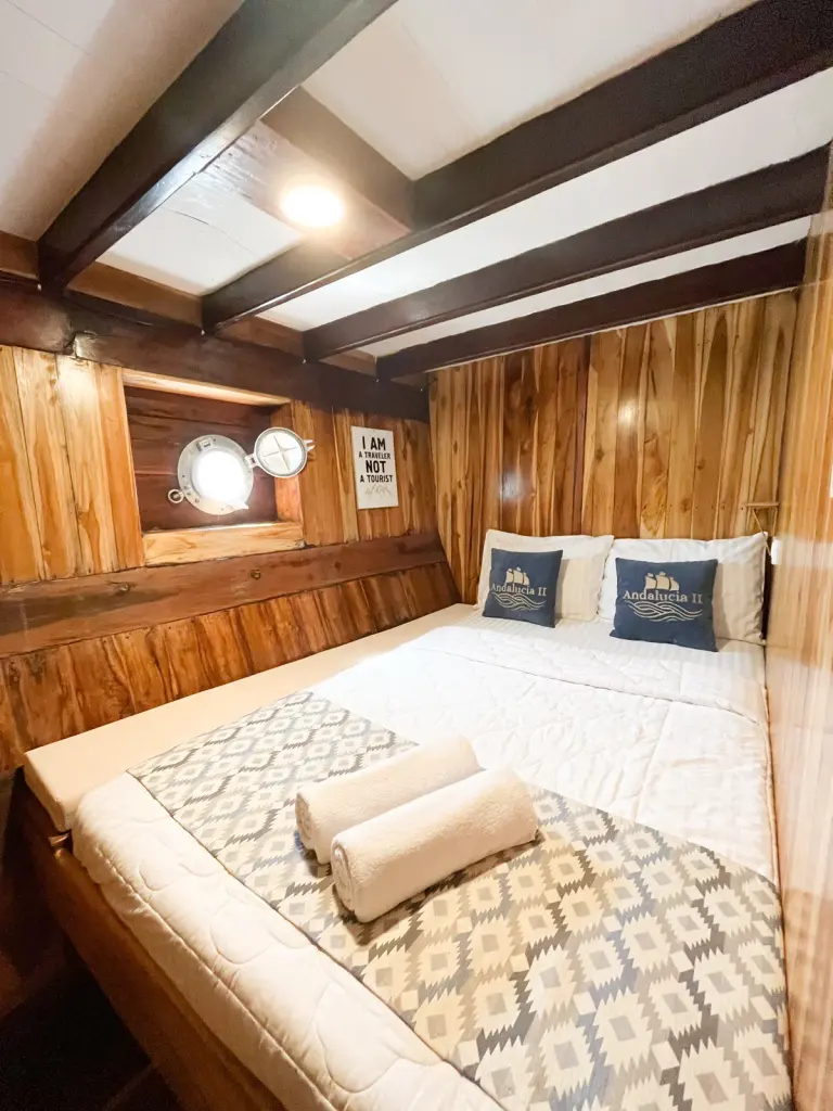Private Room Andalucia 2, kasur queen berdinding kayu