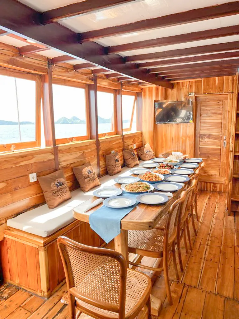 Ruang makan dalam Andalucia 2 dengan meja panjang dan jendela laut