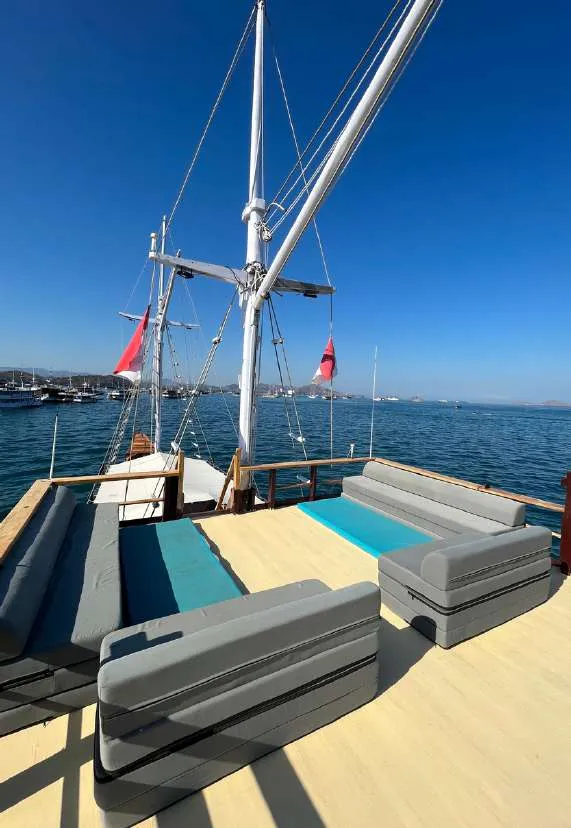 Sun deck Andalucia 2 dengan sofa santai di bawah tiang layar