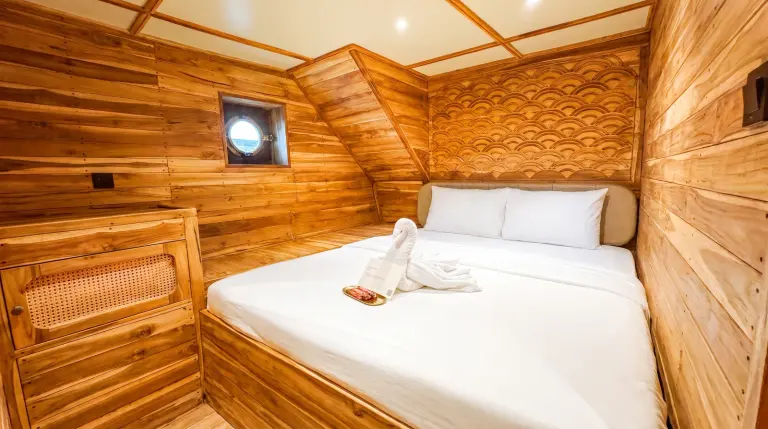 Private Room Andalucia 3, kasur double berdinding kayu