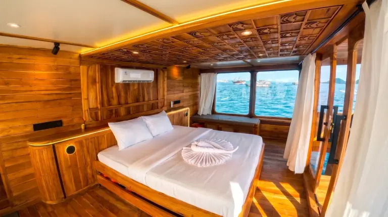 Suite Ocean Room Andalucia 3 dengan jendela lebar