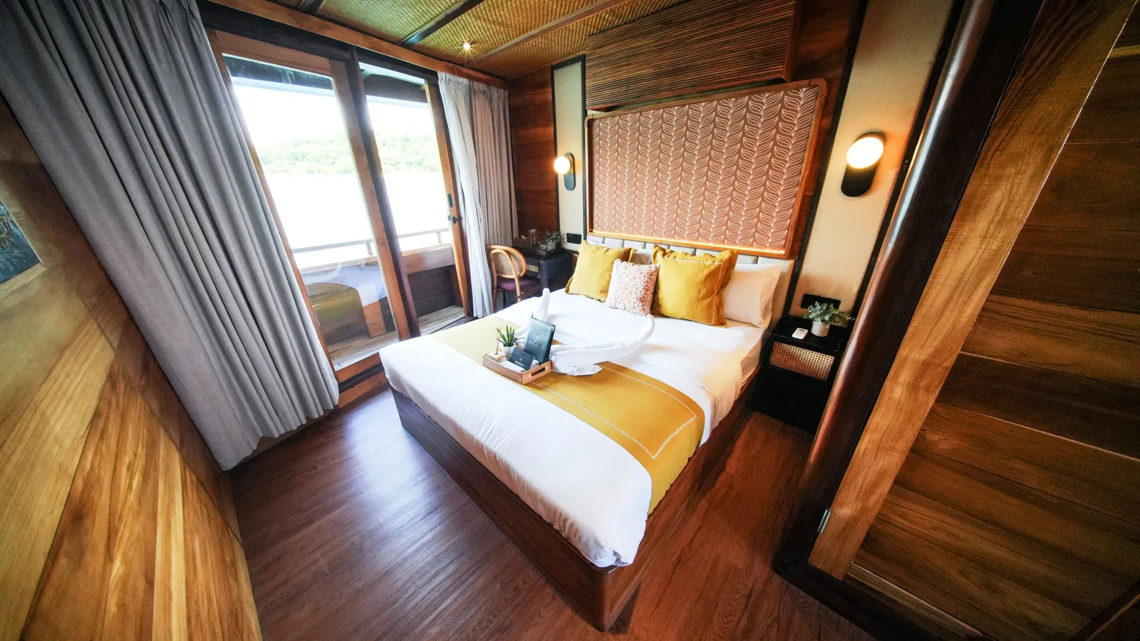 Master Cabin Batik di Angelica dengan balkon
