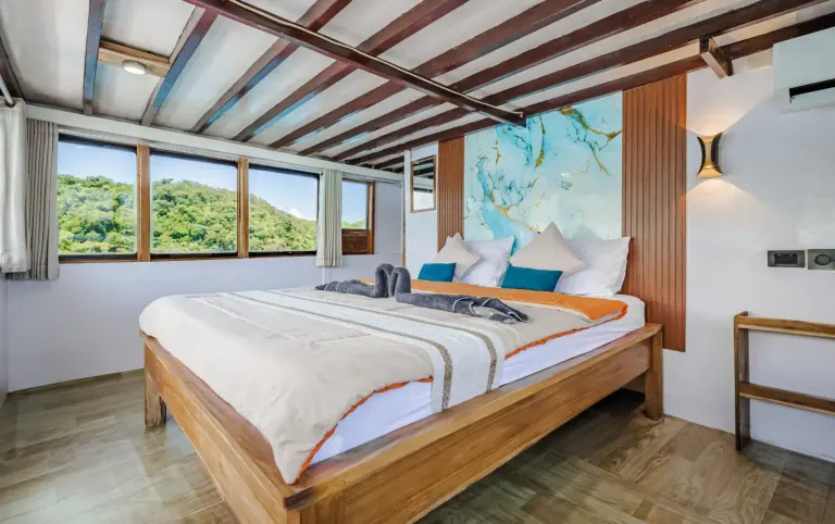 Master Cabin Balcony I Arham Jaya II, ranjang double dengan jendela di tiga sisi