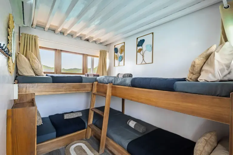 Share Cabin II Arham Jaya II, ranjang susun single untuk empat orang