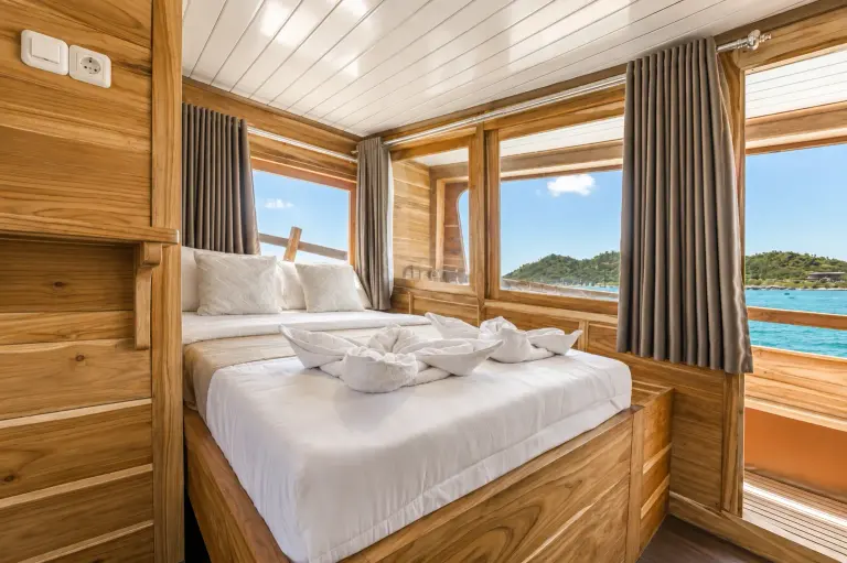 Deluxe Cabin 1 Arora, kasur double berseprai putih