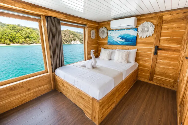 Master Cabin Arora, kasur double dengan jendela ke laut
