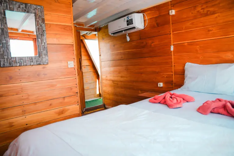Deluxe Cabin 1 Arumi, ranjang double dengan jendela