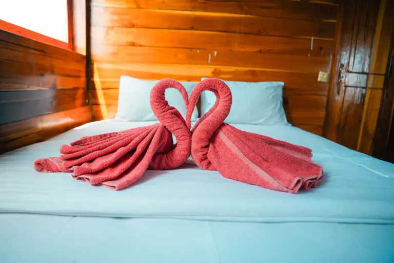 Deluxe Cabin 2 Arumi, ranjang double dengan handuk lipat