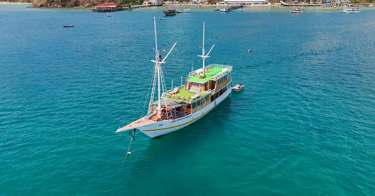 Phinisi Arumi berlabuh di perairan toska Labuan Bajo, dilihat dari udara
