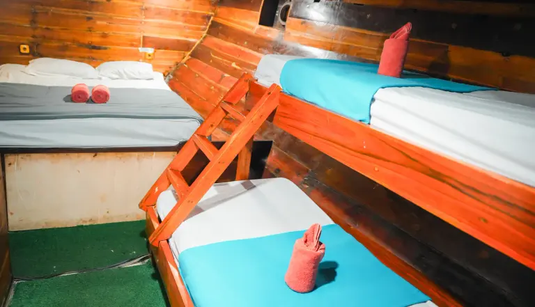 Share Cabin 2 Arumi, ranjang susun dengan tangga
