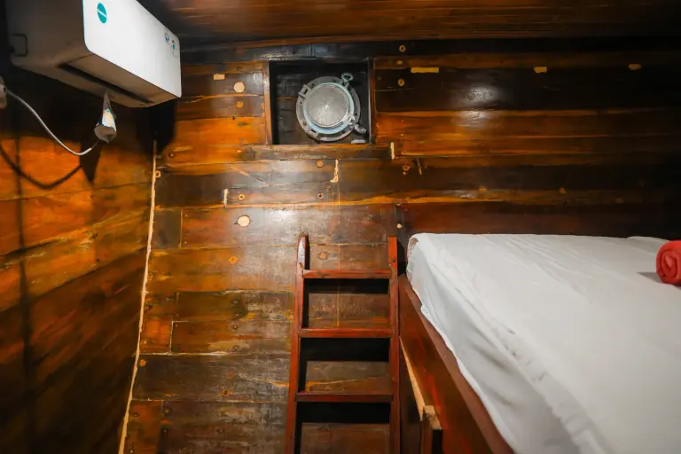 Superior Cabin Arumi dengan ranjang dan tangga kayu
