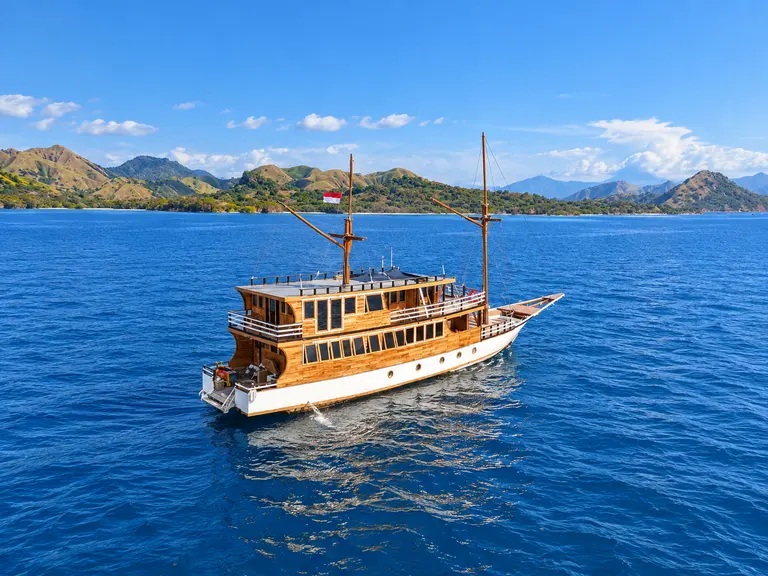 Bajo Sunset Voyages, phinisi kayu tiga tingkat di perairan Taman Nasional Komodo