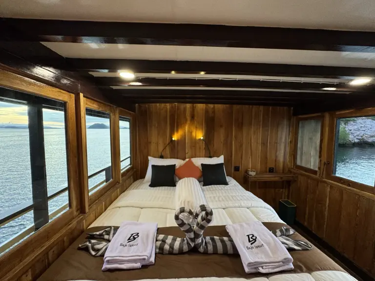 Kabin Deluxe Balcony Bajo Sunset Voyages di dek utama menghadap jendela laut