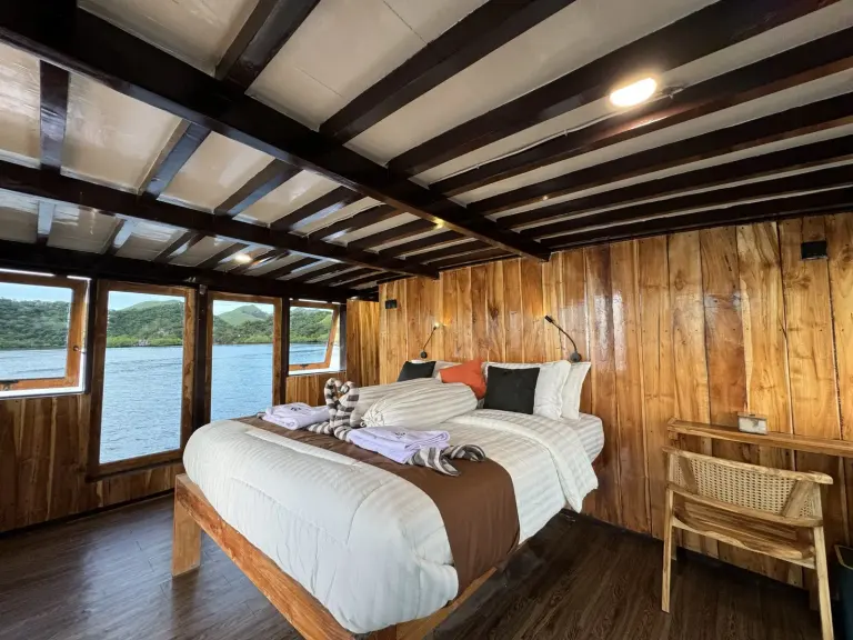 Kabin Master Balcony Bajo Sunset Voyages di dek atas dengan ranjang queen