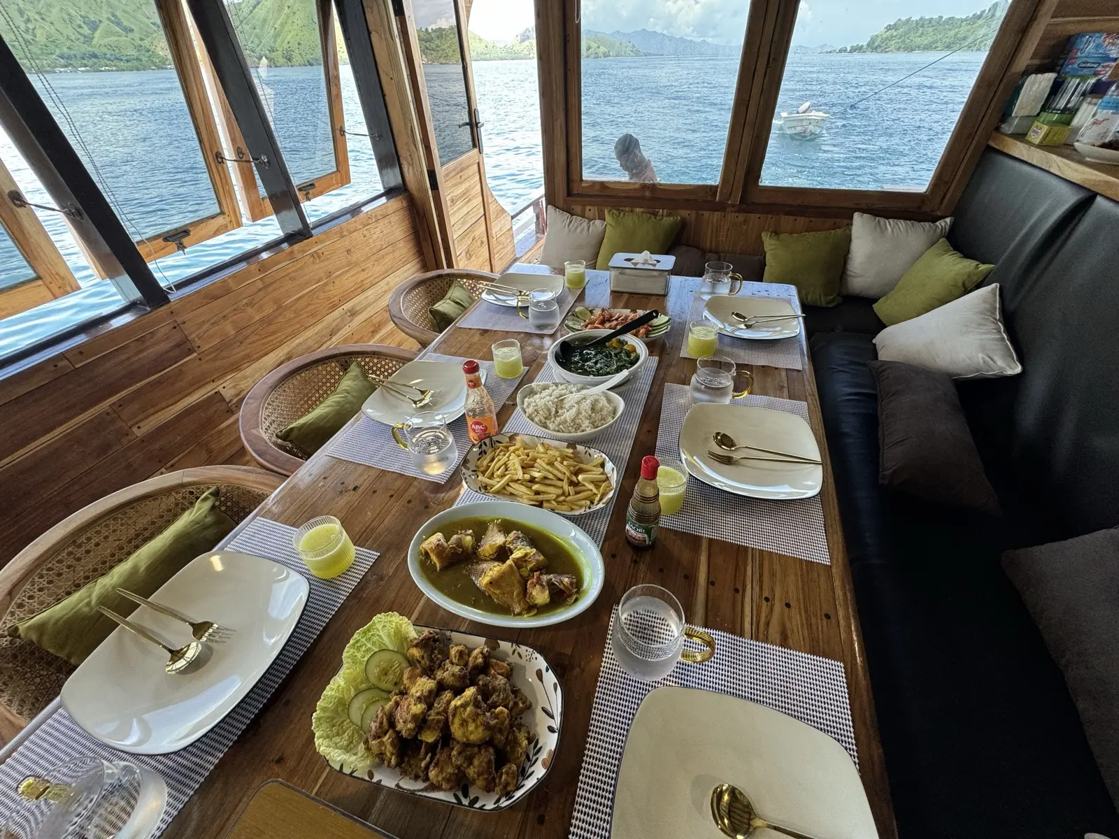 Ruang makan Bajo Sunset Voyages, makan tengah hari dihidang di tepi tingkap menghadap laut
